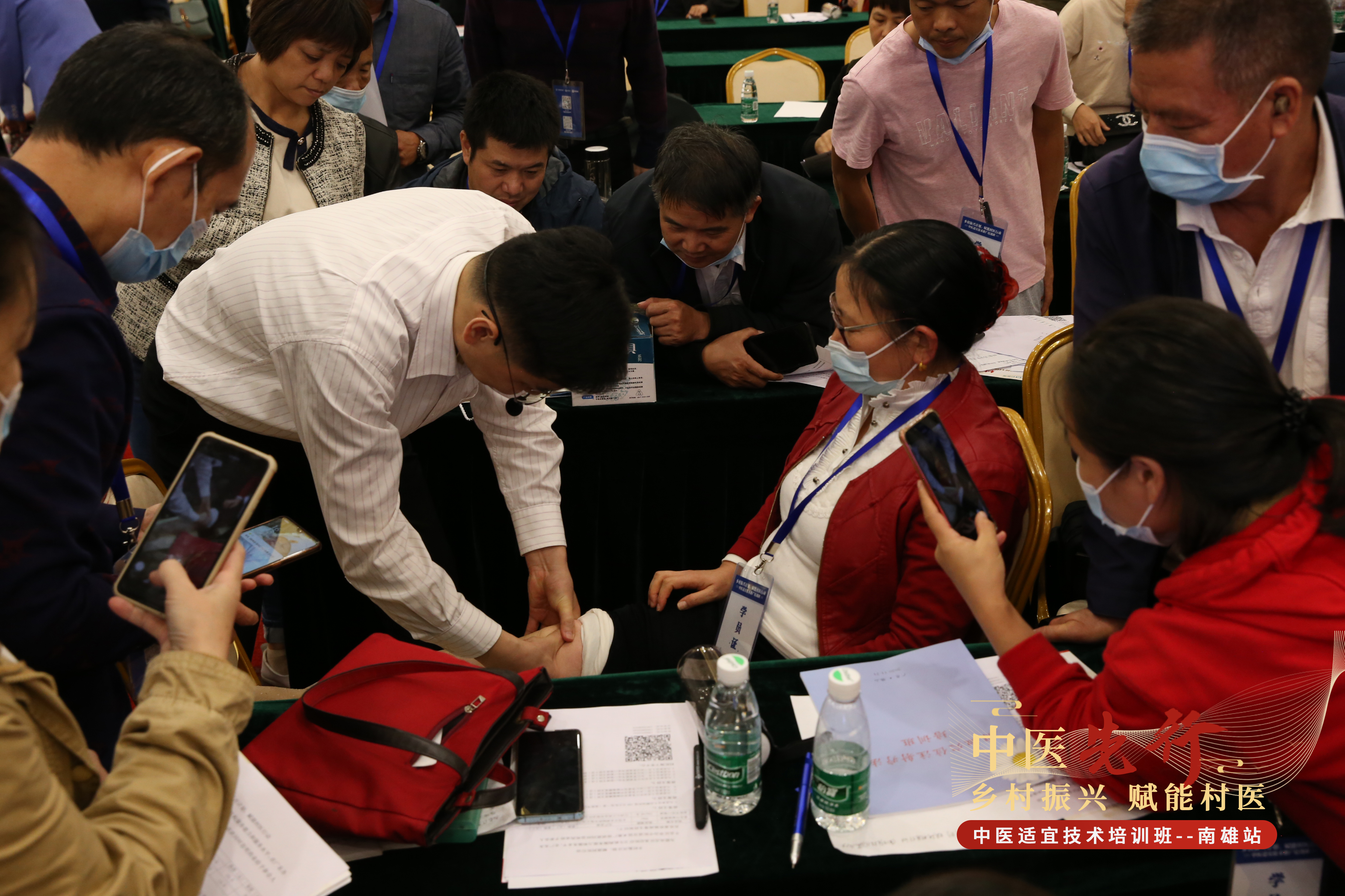 广东省第二中医院康复治疗部主任杨栋演教慢性膝关节疼痛浮针疗法2